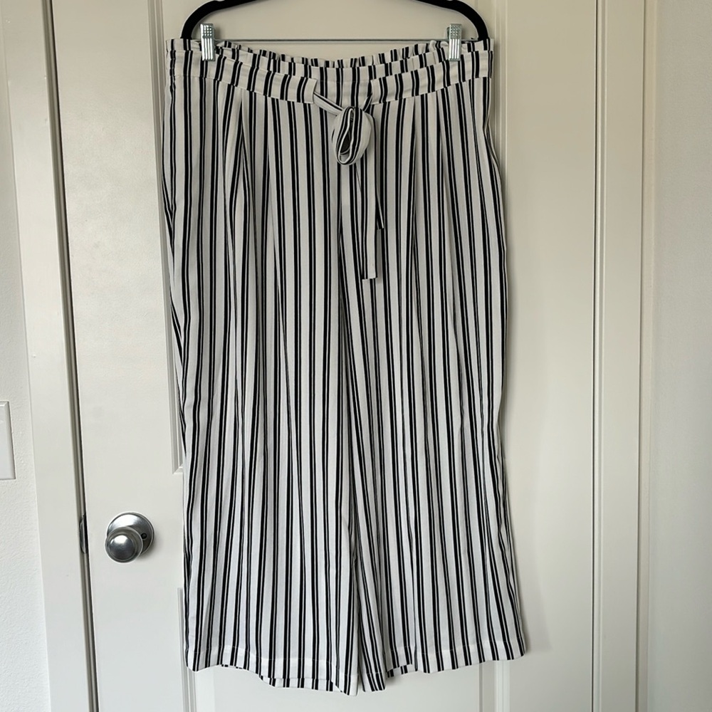 Wide-leg cropped length trousers